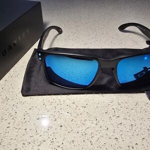 Oakley Holbrook Sunglasses Matte Black / Blue Polarized New In Box